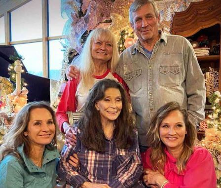 Cissy Lynn with her mother Loretta Lynn and sisters.